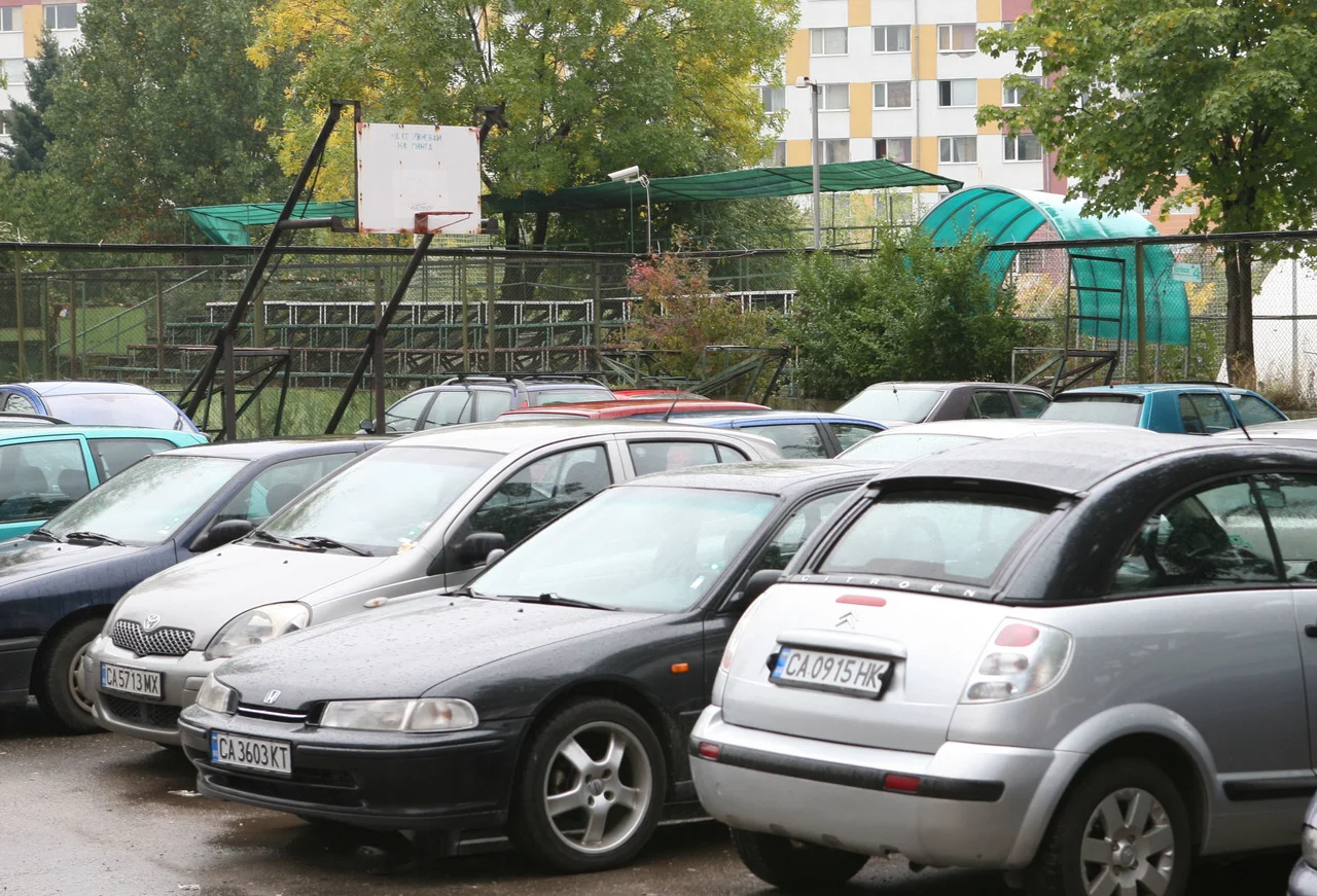 автомобили на баскетболно игрище