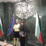 Вера Чочкова и Теодора Точкова очакват реакцията на депутатите.