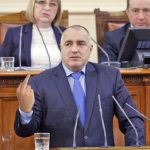 Бойко Борисов показва среден пръст - брой 12 (1132)