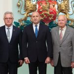 Румен Радев награди с Почетния знак на президента контраадмирал Румен Попов и вицеадмирал Пламен Манушев