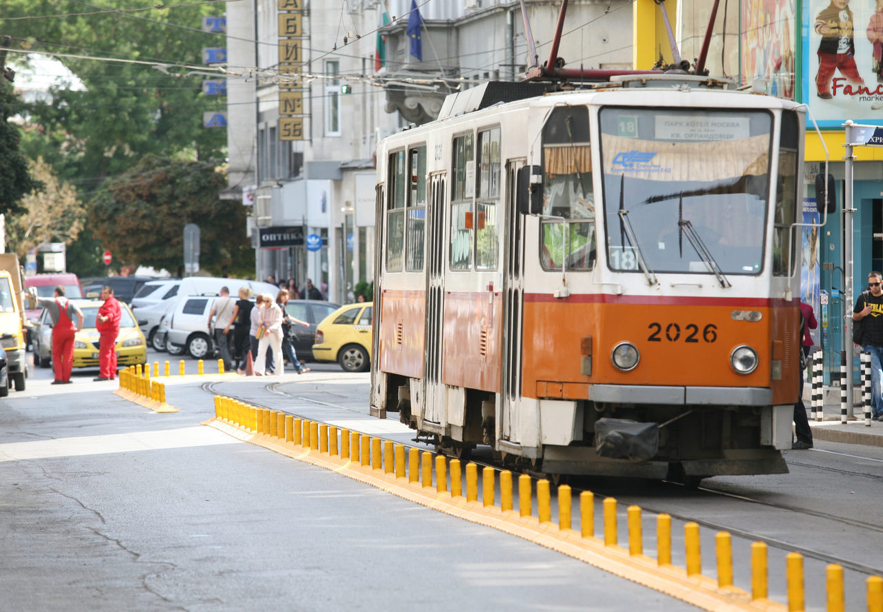 Трамвай по улица Алабин и ограждения за колите