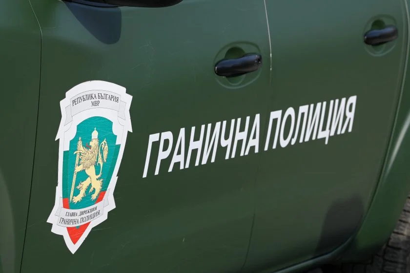 Спипаха 35 мигранти, натъпкани в микробус, край Бургас