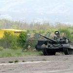 Представяне на нов танк военни войници полигон