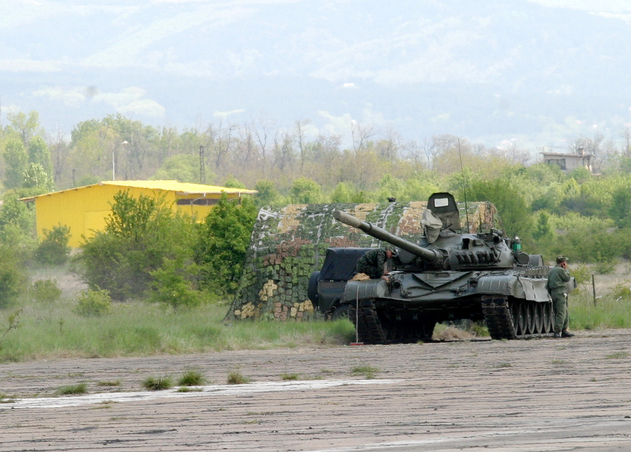 Представяне на нов танк военни войници полигон
