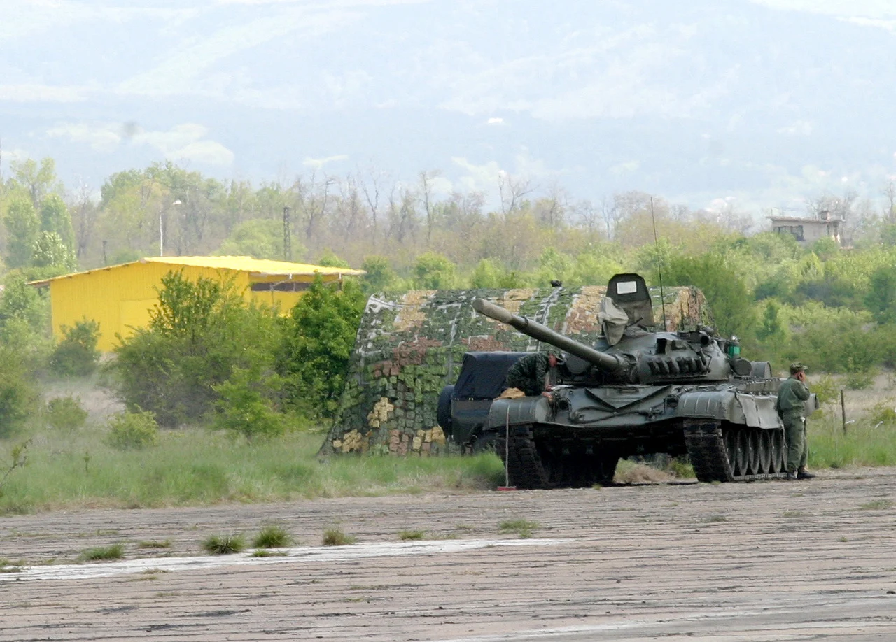 Представяне на нов танк военни войници полигон