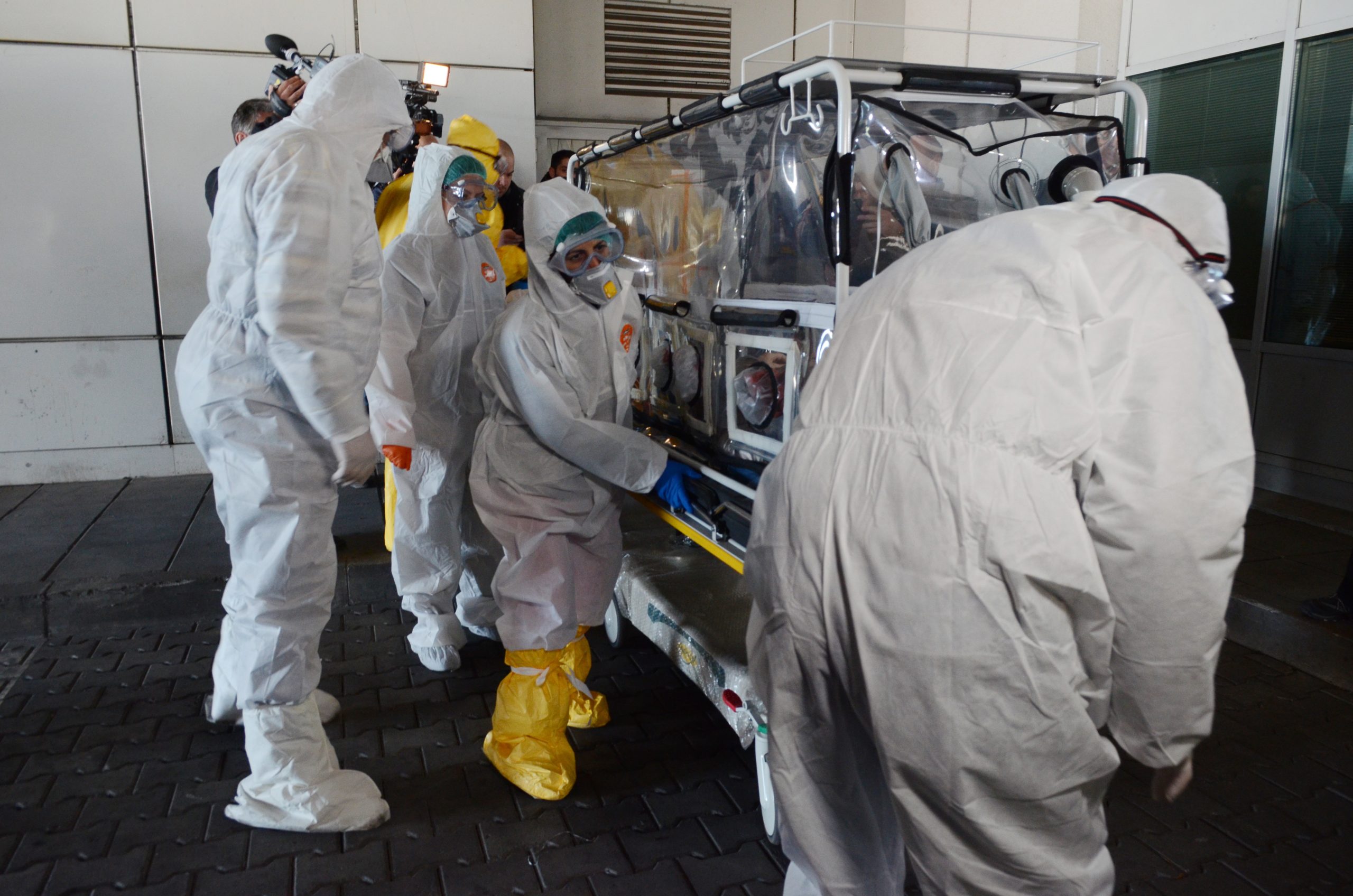 Учение на летище София за болни от коронавирус