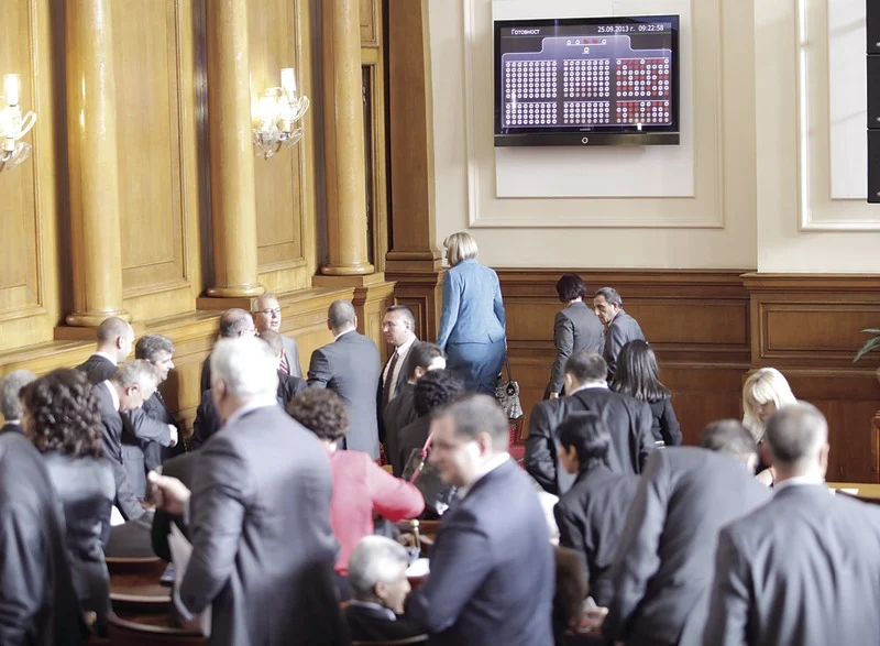 В четвъртата парламентарна седмица след лятната си ваканция депутатите не свършиха никаква работа заради процедурни хватки между управляващи и опозиция за прекъсване на заседанията.