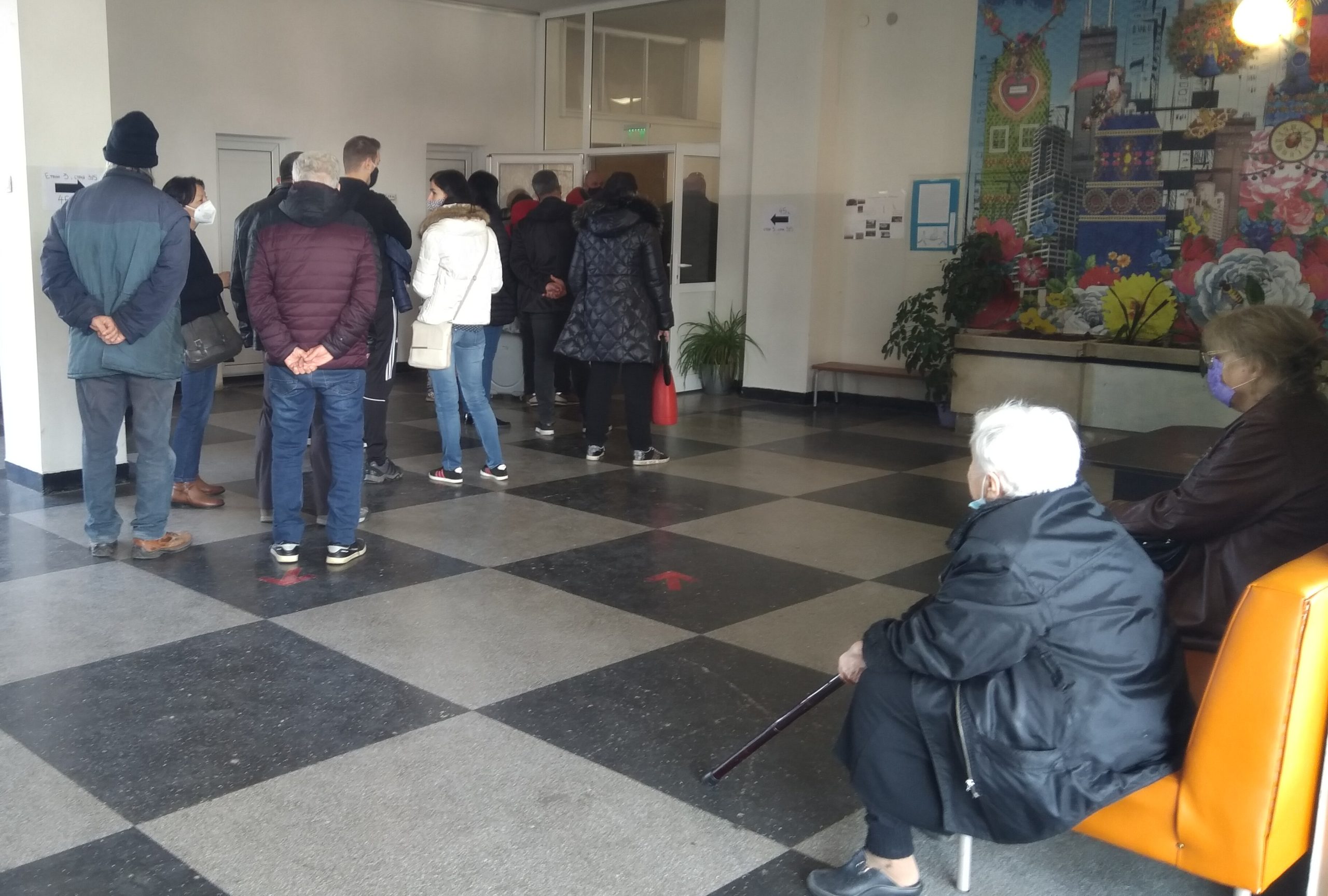 Избори гласоподаватели урни гласуване опашки