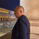 Бойко Борисов чака медицинските сестри на балкона на МС