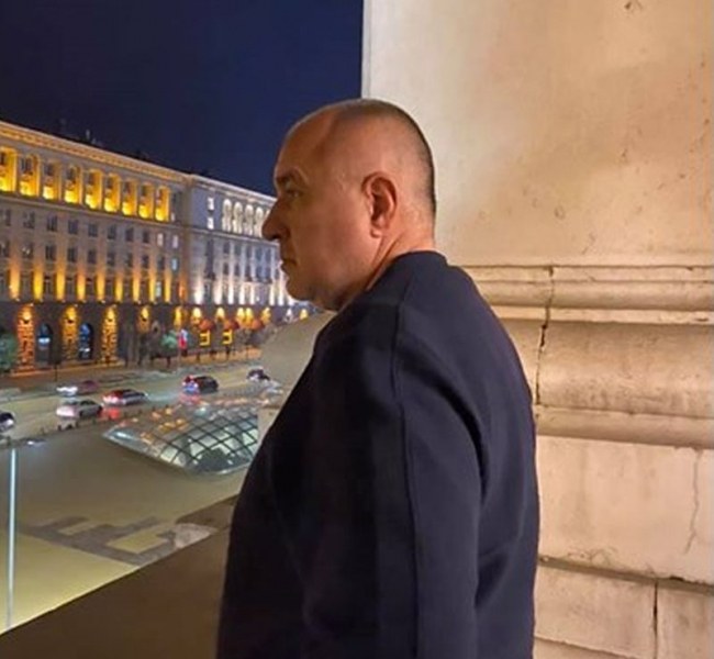 Бойко Борисов чака медицинските сестри на балкона на МС