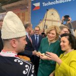 министър Танева посрещна на българския щанд на Зелена седмица 2020 федералния министър на прехраната и земеделието Юлия Кльокнер.