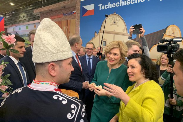министър Танева посрещна на българския щанд на Зелена седмица 2020 федералния министър на прехраната и земеделието Юлия Кльокнер.