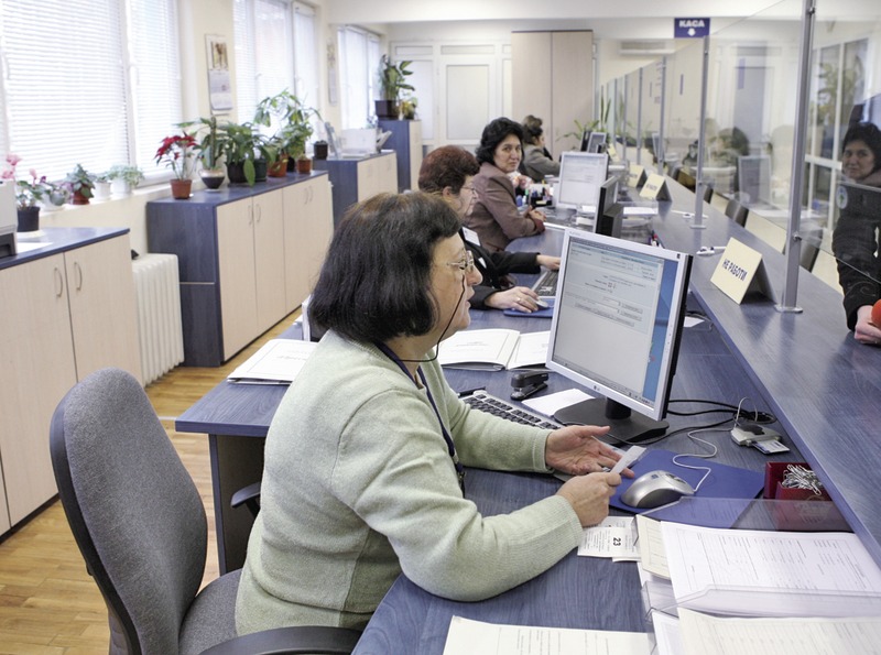 Държавната администрация често наема външни фирми да й вършат работата.