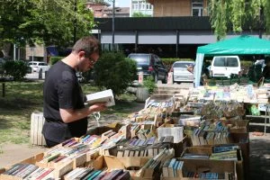 Местят сергиите за книги от пл. Славейков пред хотел Рила