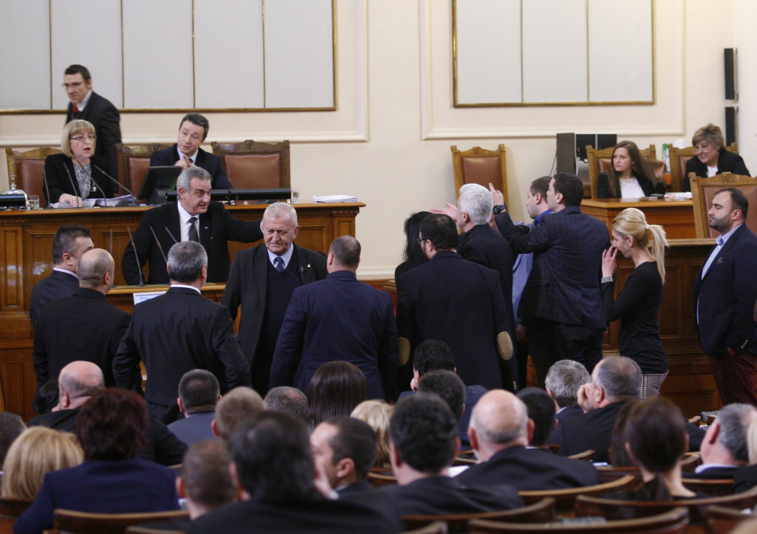 Парламент гласуване на външния дълг Атака