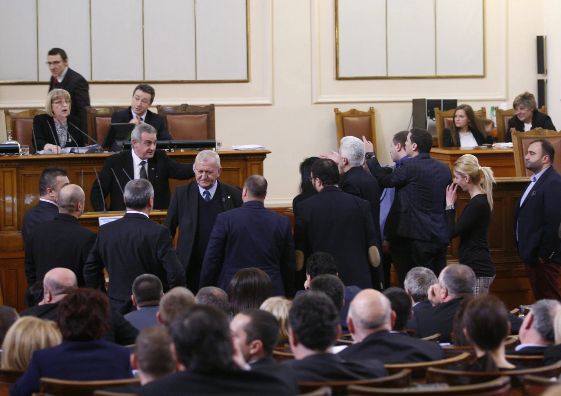 Парламент гласуване на външния дълг Атака