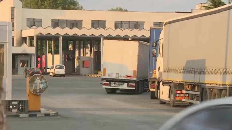 Повече от четири часа продължава блокадата на българо гръцката граница