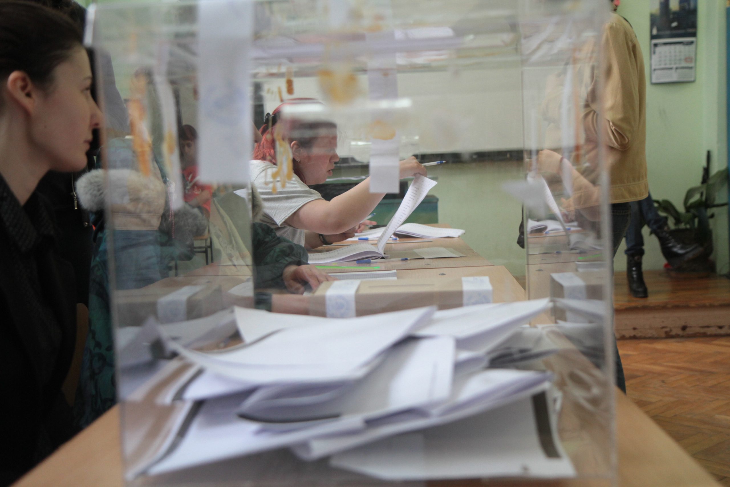 Парламентарни избори гласуване урна гласоподаватели...