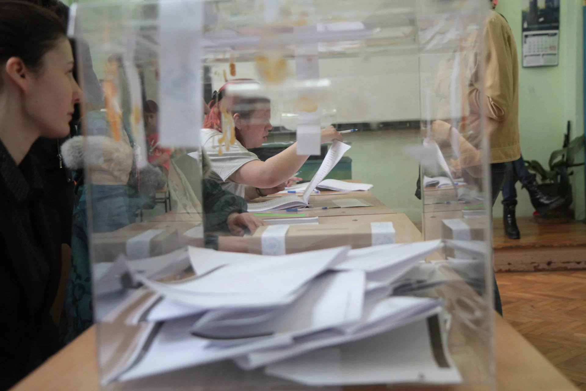 Парламентарни избори гласуване урна гласоподаватели...