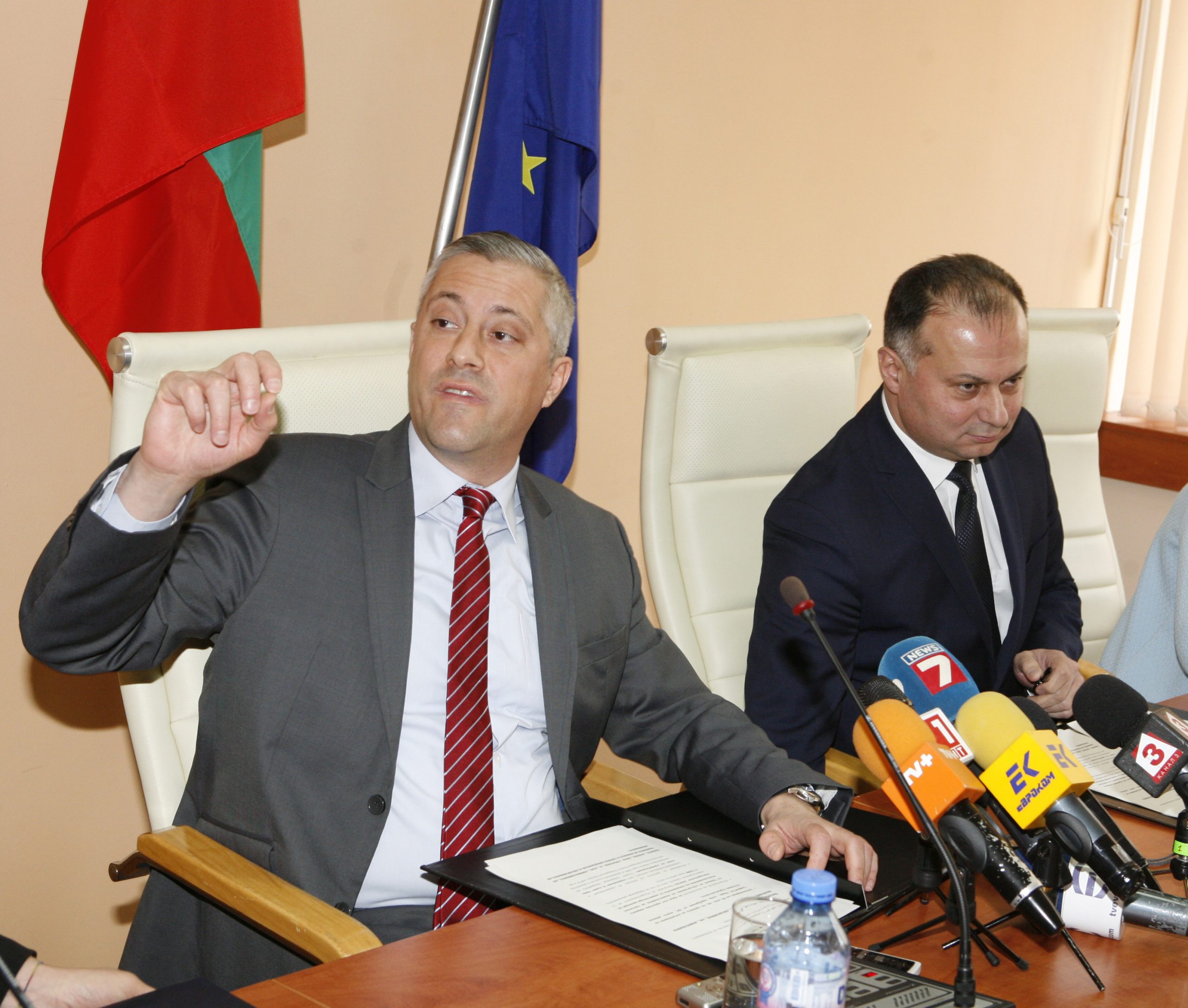 Министерство на икономиката отчет за 100 дни Божидар Лукарски - министър на икономиката Даниела Везиева - замв. мин. на икономиката Любен Петров - зам. мин. на икономиката