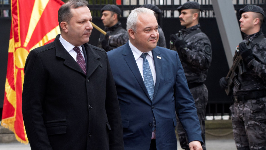 Министрите на вътрешните работи на Северна Македония Оливер Спасовски (вляво) и на България Иван Демерджиев в Скопие.