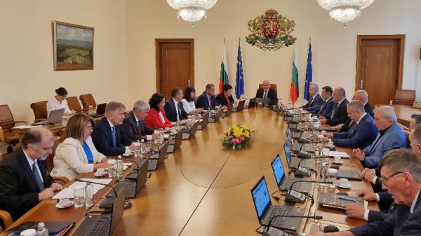 Очаква се кабинетът да одобри компенсация на разходите на бизнеса за ток