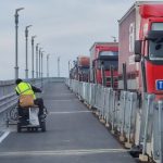 Движението по "Дунав мост" се осъществява в една лента с пропускателен режим