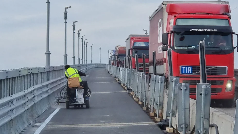 Движението по "Дунав мост" се осъществява в една лента с пропускателен режим