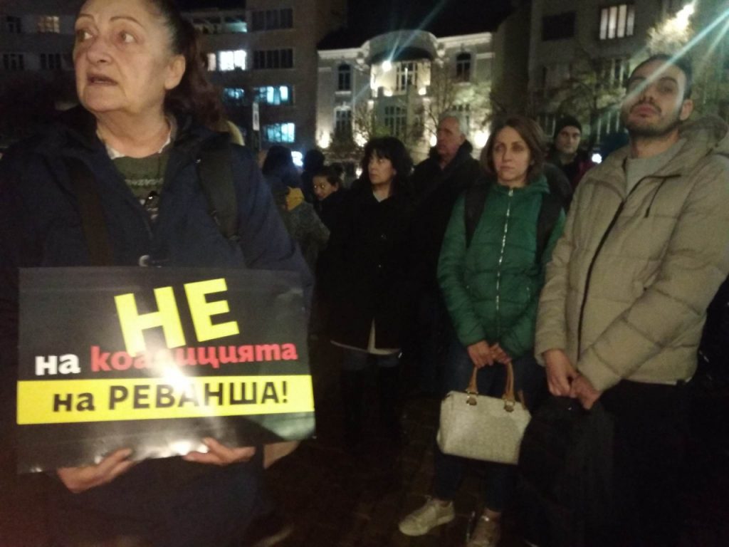 "Да спрем кражбата на избори с хартиена бюлетина!" 8 Протест пред парламента срещу връщането на хартиената бюлетина