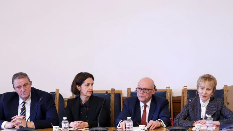 Комисията по транспорт и съобщения в парламента изслуша четирима кандидати за КРС