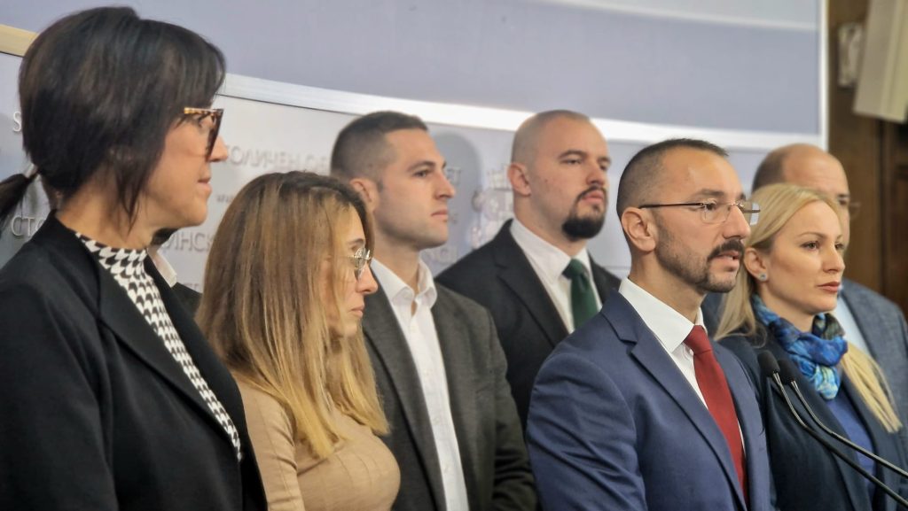 Общинските съветници от ГЕРБ-СДС поискаха оставката на председателя на СОС 9 Председателят на групата на ГЕРБ-СДС в СОС Антон Хекимян.Общинските съветници от ГЕРБ-СДС поискаха оставката на председателя на СОС