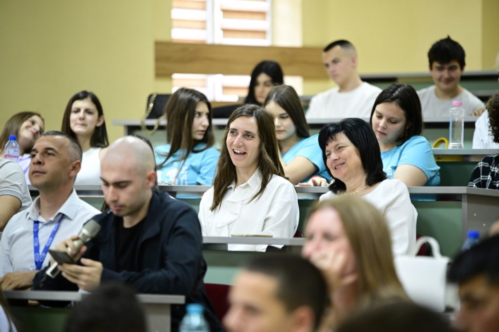 Посланикът на Чехия към български студенти: Гласувайте, вашият вот е решаващ за бъдещето 2 посланика на Чешката република в България Н. Пр. Мирослав Томан