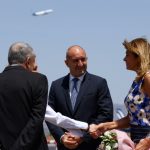 Президентът Румен Радев (в средата) и съпругата му Десислава Радева (вдясно) пристигат на летище "Елефтериос Венизелос" в Атина, 1 юли 2024 г.