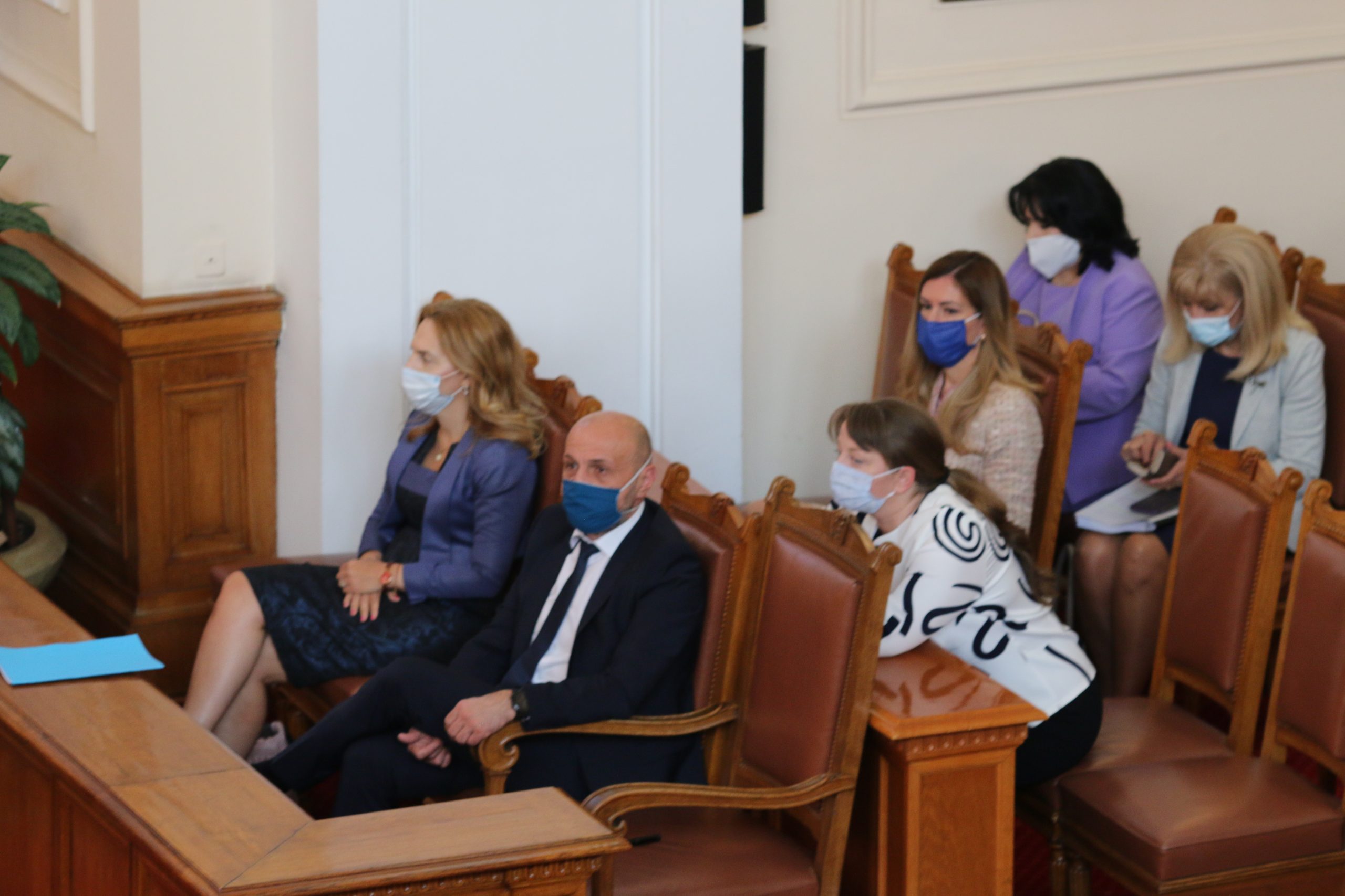 Парламент вот на недоверие