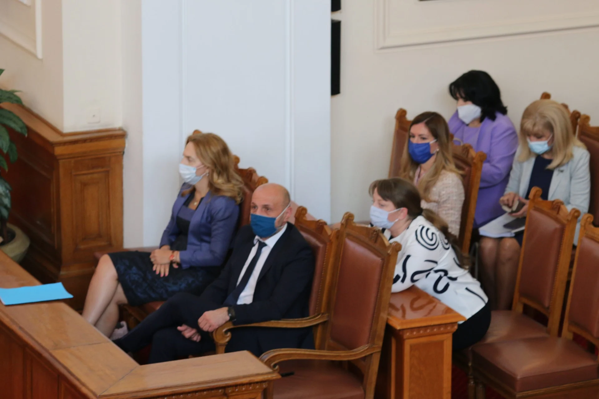 Парламент вот на недоверие