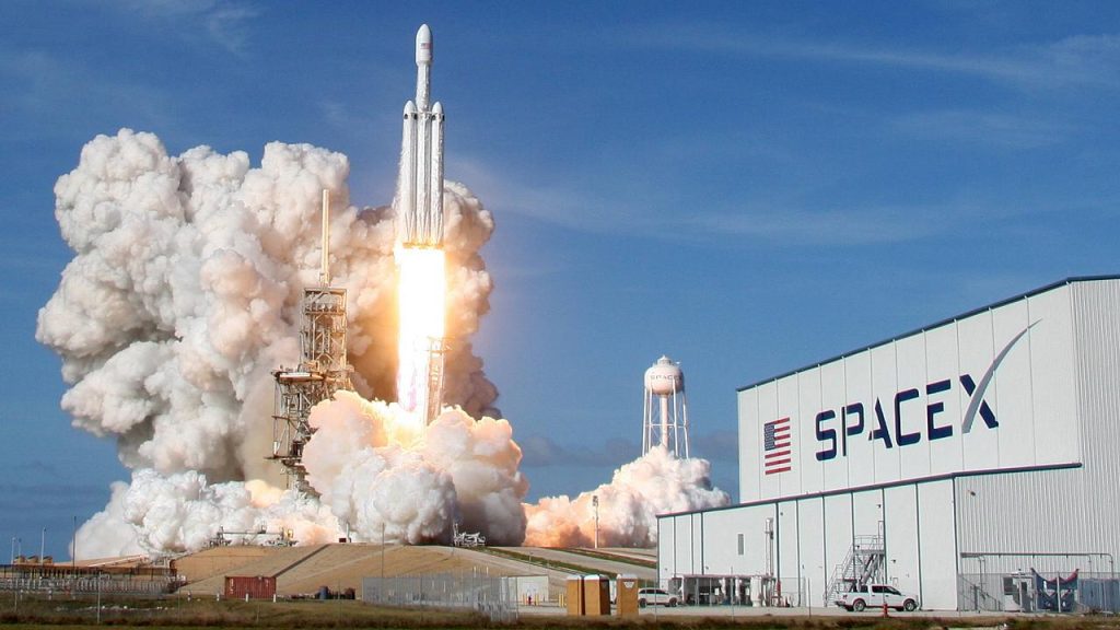Излитането на ракетата на Спейс Екс Falcon Heavy през 2018 илон мъск договор сателити
