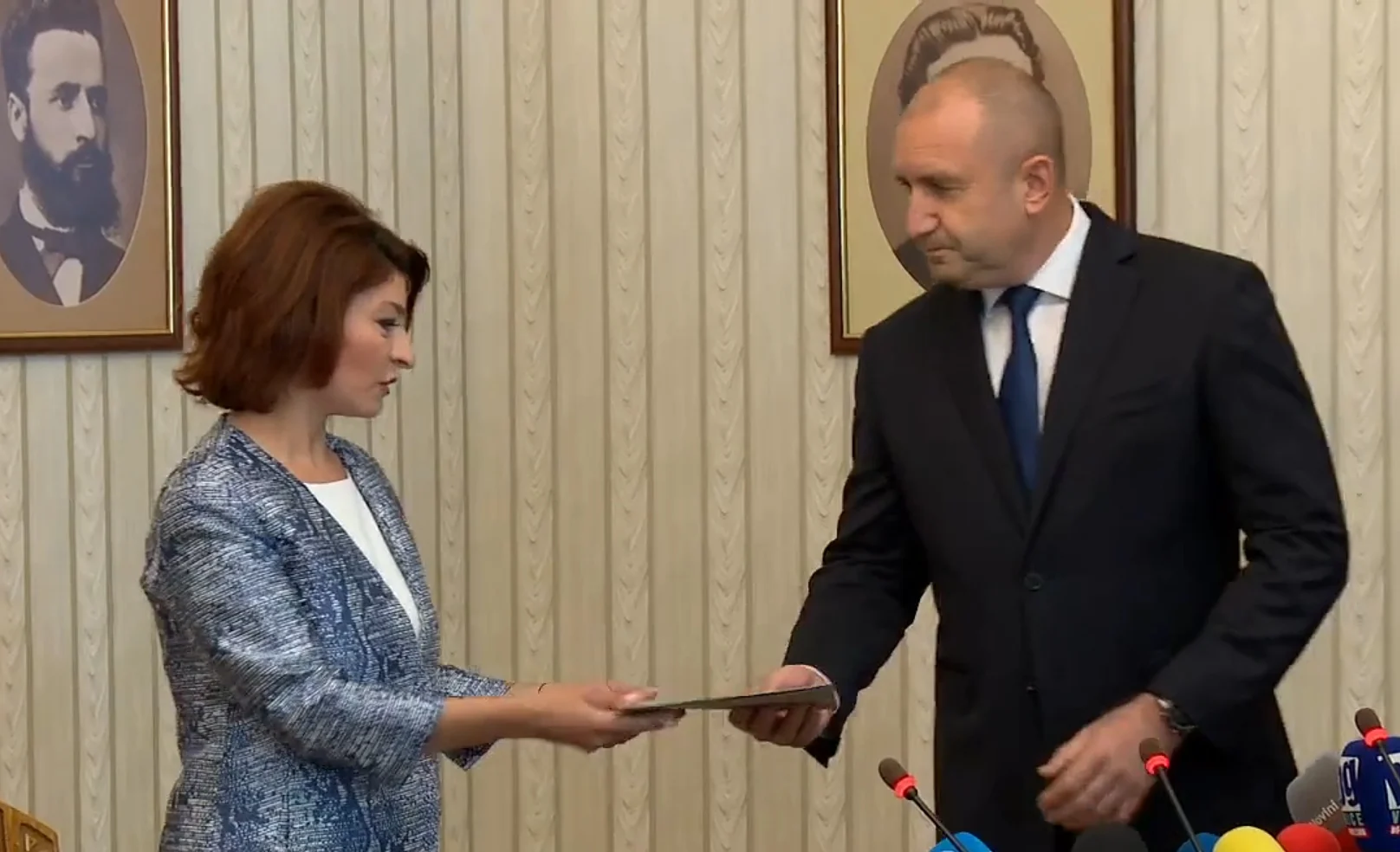 Президентство връчване на мандат на ГЕРБ Десислава Атанасова Румен Радев