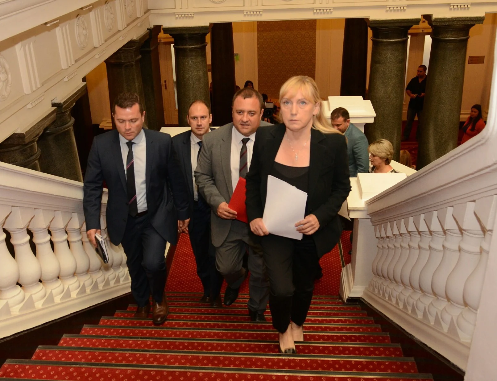 Парламент вот на недоверие Елена Йончева
