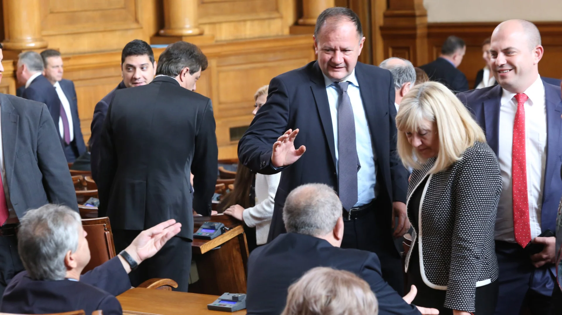 Парламент Михаил Миков