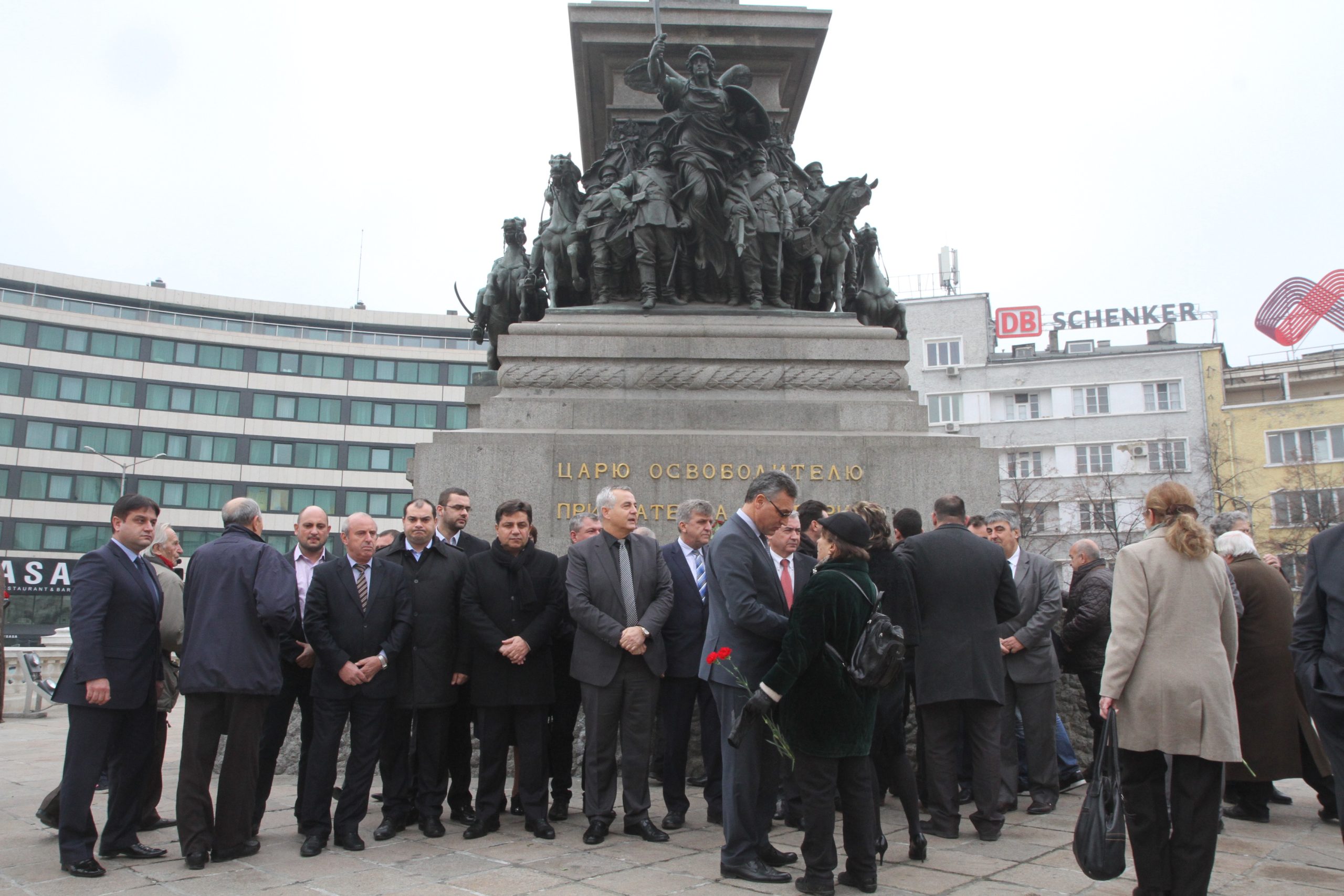 Народните представители от ПГ на „БСП лява България“ поднесоха цветя на паметника н а Цар Освободител за загиналите за Освобождението на България и за загиналите в тероризма