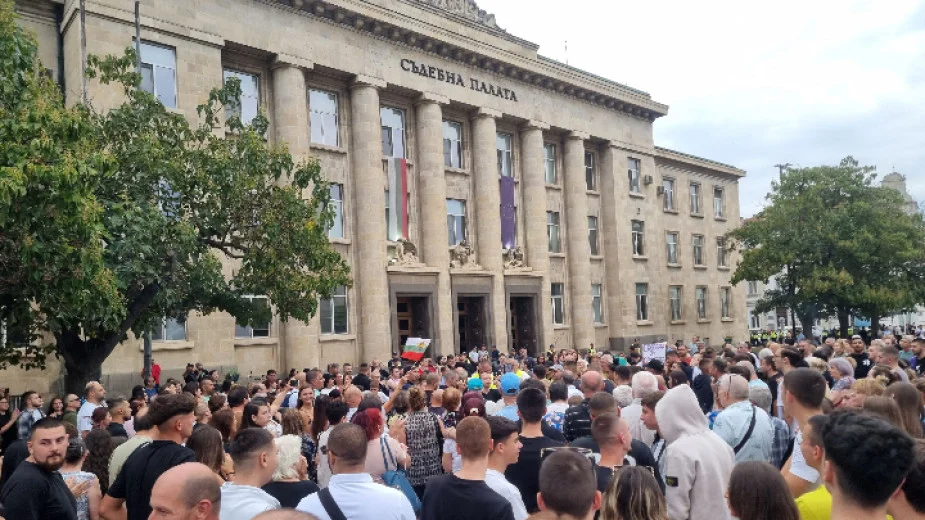 Протест в Русе поиска оставки в МВР и освобождаване на младежите