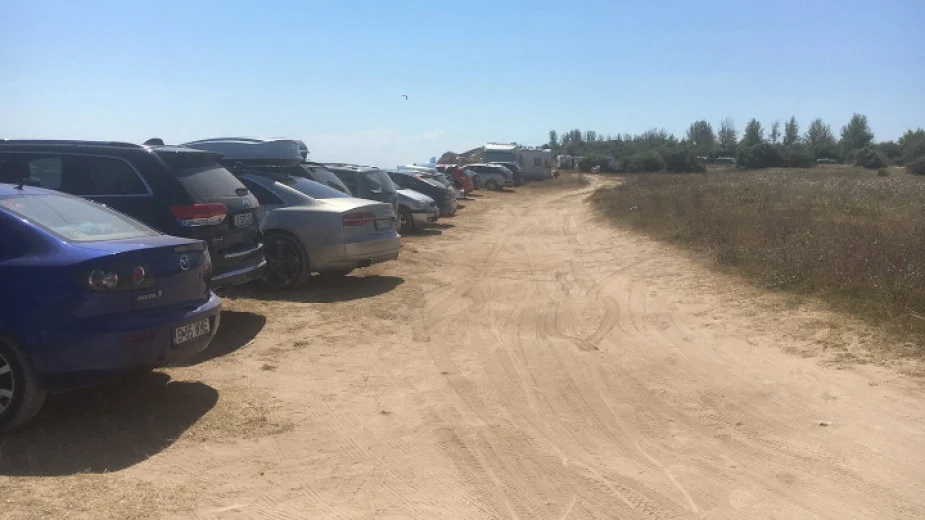 паркирани коли върху дюни в Крапец