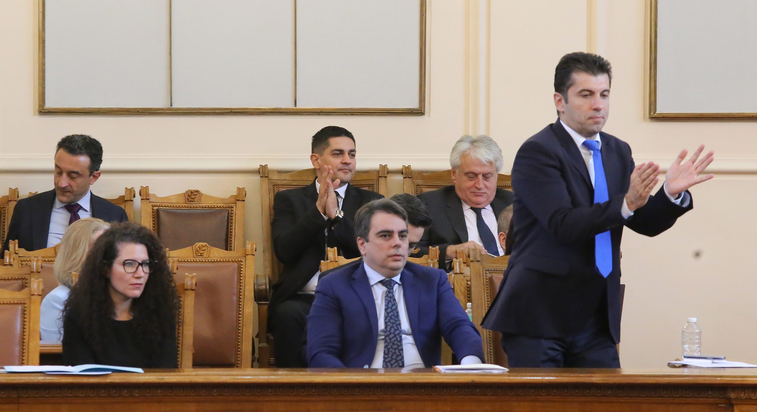 Парламент вот на недоверие към кабинета на Кирил Петков