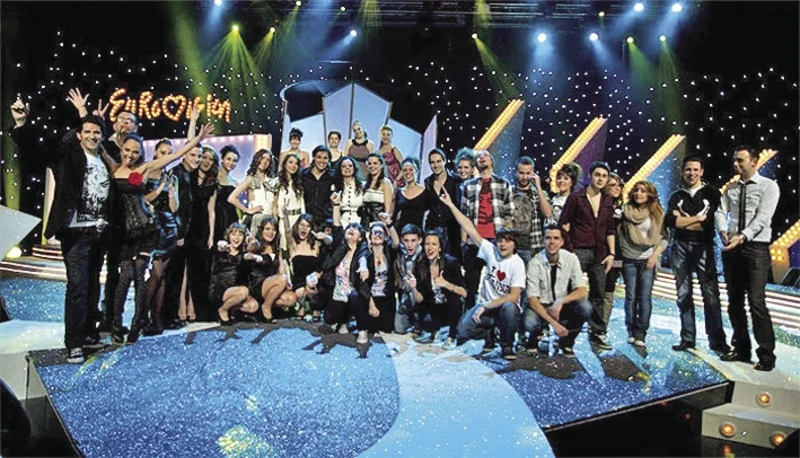 Финалистите изпратиха победителя с усмивки.