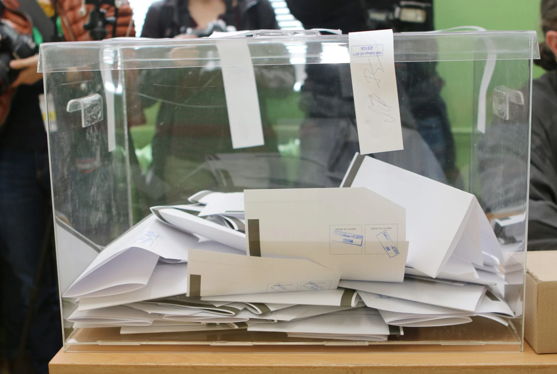 Парламентарни избори гласуване урна гласоподаватели