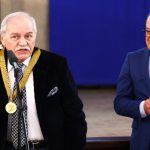 Председателят на БАН акад. Юлиан Ревалски връчи почетен знак "Марин Дринов" на лента на изявени учени от академията. На снимката (отляво надясно): езиковедът проф. Владко Мурдаров и акад. Юлиан Ревалски.