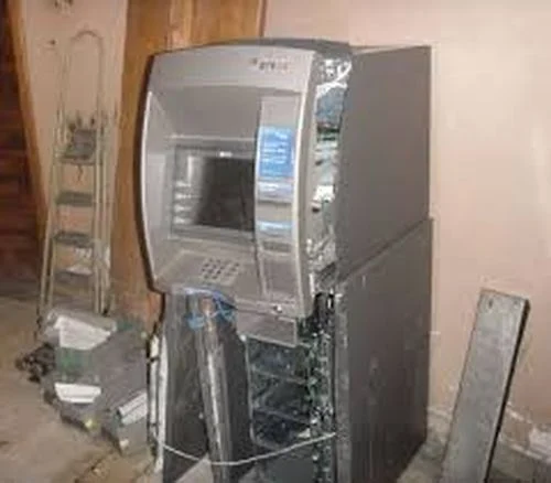 разбит банкомат