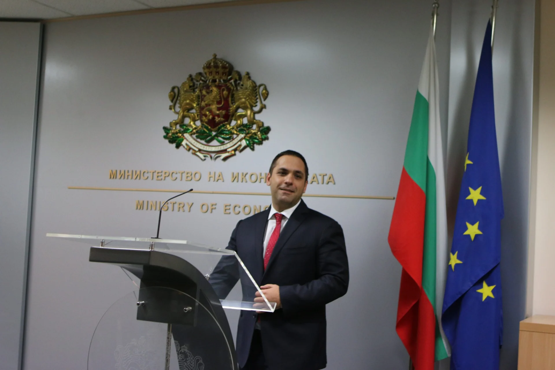 Министерство на икономиката Емил Караниколов защитни облекла