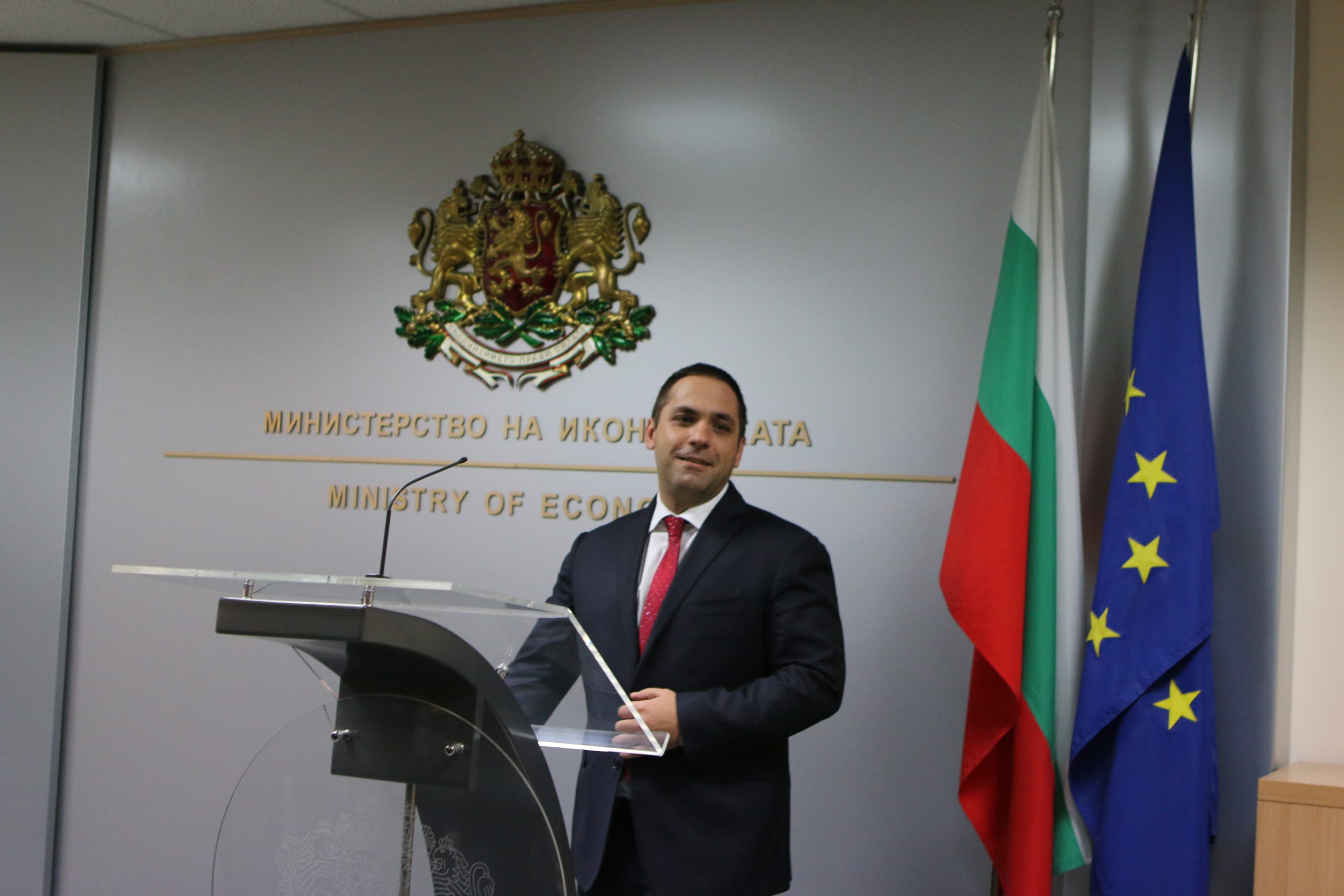 Министерство на икономиката Емил Караниколов защитни облекла
