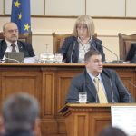 Депутатът от ГЕРБ Емил Радев докладва промените в Търговския закон в пленарната зала.